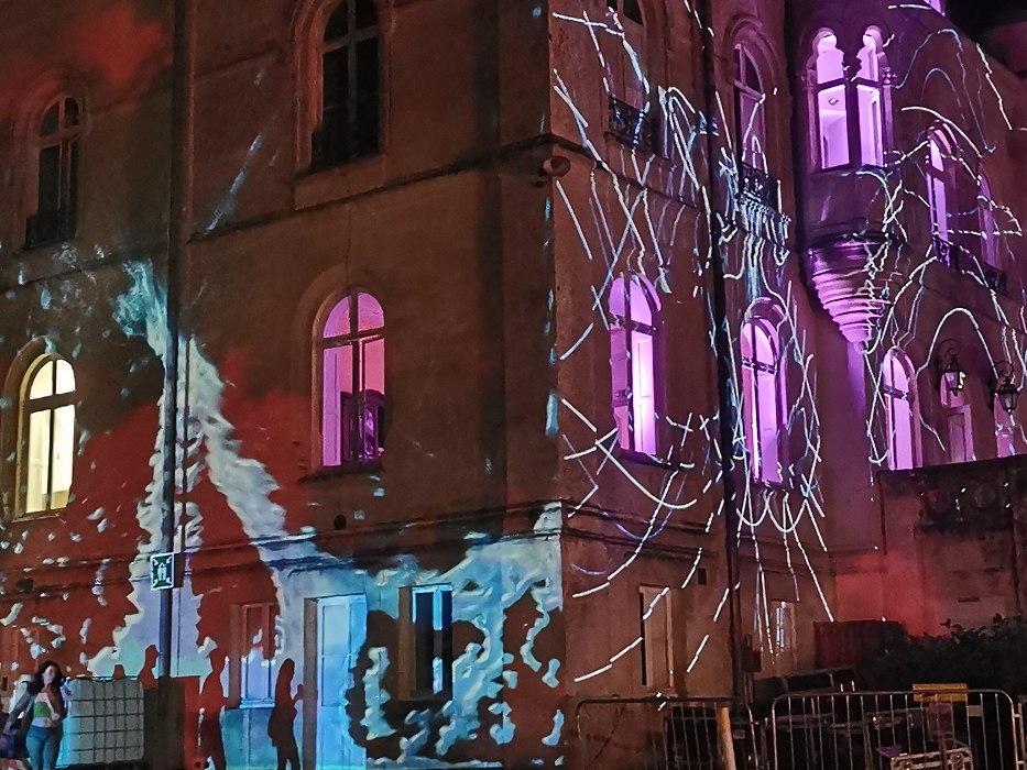 Coucool 2026, mapping projected onto the façade of the château during the festival